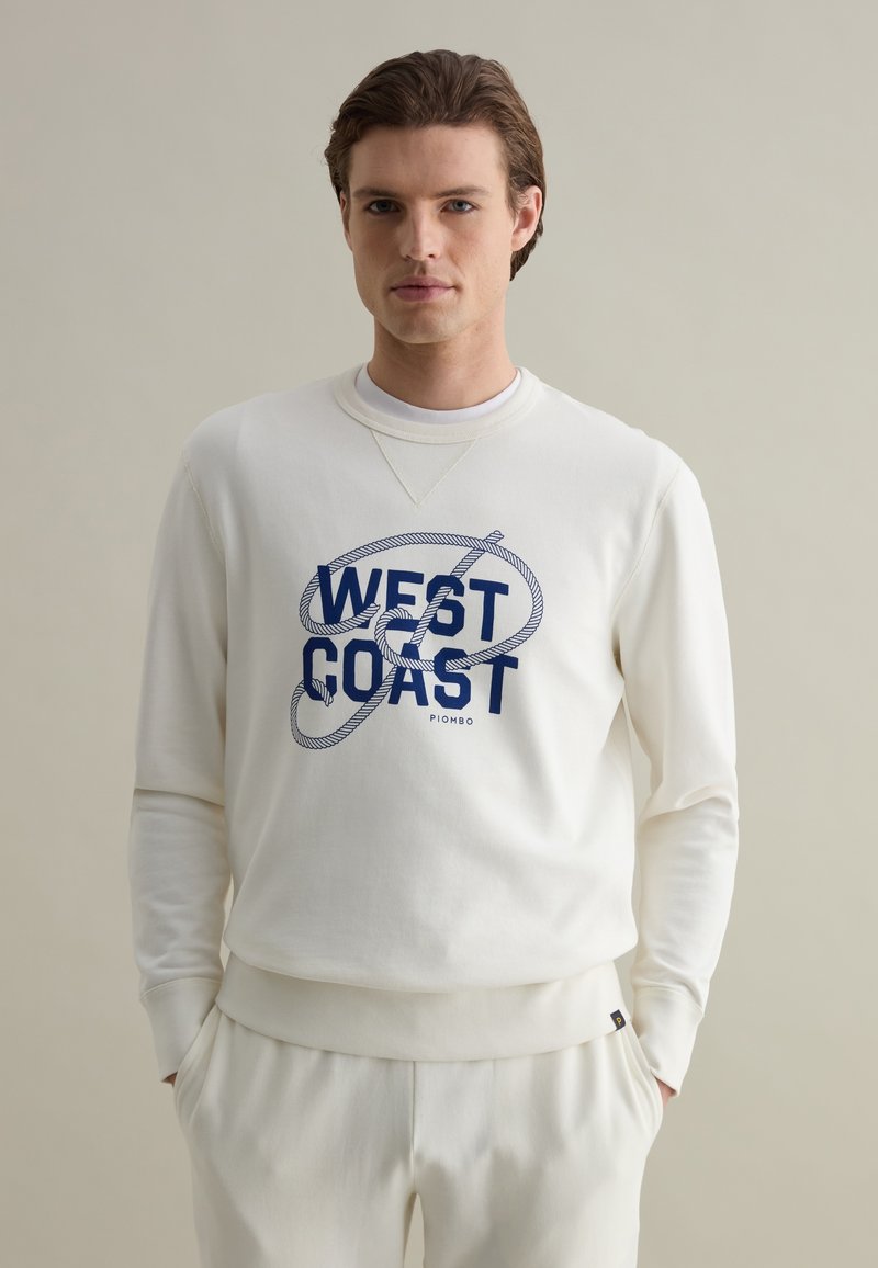 Felpa bianca con grafica "WEST COAST" in blu navy. Presenta un colletto rotondo, maniche lunghe e una finitura morbida e testurizzata.