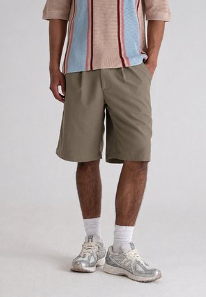 PROHIBITED, PLEATED SHORTS UNISEX - Shorts - khaki