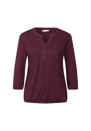 Chemise pull en bourgogne avec une patte de boutonnage à mi-hauteur, des manches trois-quarts et une coupe décontractée ; fabriquée en tissu léger et doux.