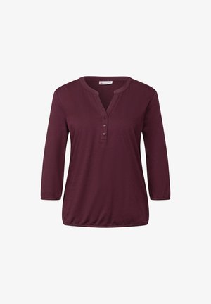Chemise pull en bourgogne avec une patte de boutonnage à mi-hauteur, des manches trois-quarts et une coupe décontractée ; fabriquée en tissu léger et doux.
