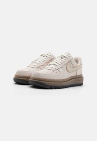 Nike Sportswear AIR FORCE 1 LUXE UNISEX - Joggesko - lt orewood brown/sail/dark brown/anthracite