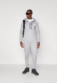 The North Face MOUNTAIN ATHLETICS HOODED 1/4  - Džemperis su gobtuvu - pale grey heather/meld grey