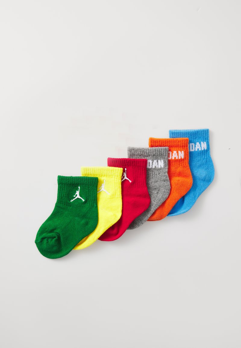 Sæt af seks ankelstrømper i grøn, gul, rød, grå, orange og blå. Har en strikket tekstur med hvid "JORDAN" logo på udvalgte par.