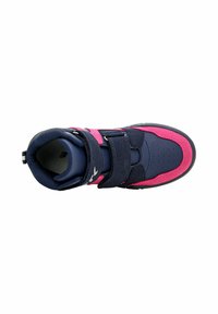 Sneaker per bambini blu navy e rosa con due strap in velcro e perforazioni traspiranti nell'area delle dita, visto dall'alto.