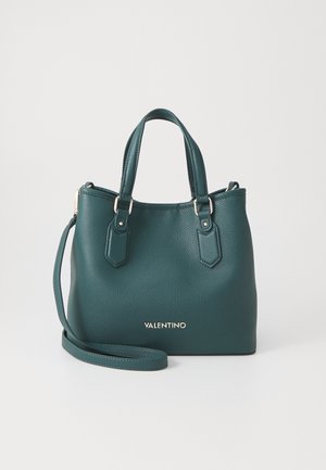 Sac à main en cuir texturé vert foncé avec deux poignées supérieures, une bandoulière amovible et un logo Valentino doré sur le devant.
