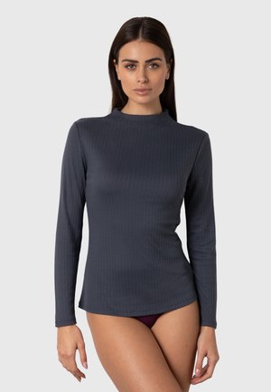 Maglia a maniche lunghe e collo alto in tessuto a coste grigio scuro. Presenta un design aderente con una texture liscia e un orlo leggermente curvato.