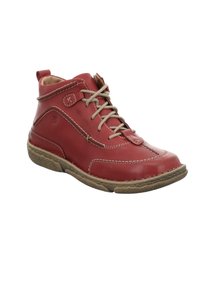 Czerwone skórzane botki za kostkę z jasnobeżowym sznurowaniem, zaokrąglonym noskiem i kontrastowym przeszyciem. Posiadają teksturowaną gumową podeszwę zapewniającą przyczepność.