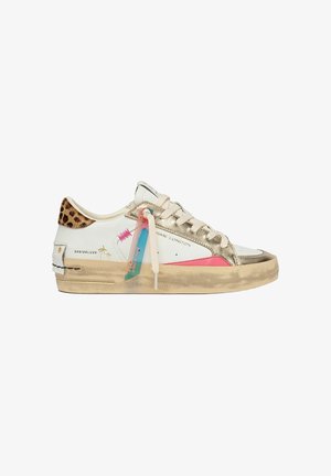 Sneaker bianca low-top con suola beige, rifinitura dorata, accento rosa, tacco con stampa leopardata e etichetta blu e rosa appesa ai lacci beige.