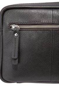 Borsa in pelle nera con superficie texturizzata, zip in argento e un tirazip in pelle con dettaglio a bottone a pressione.