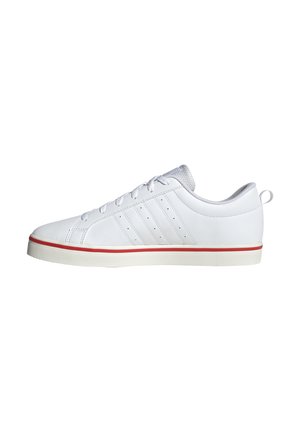 Sneakers bianchi in pelle con un design a profilo basso, linguetta testurizzata, sei asole e una striscia di accentuazione rossa sulla suola.