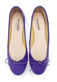 Ballerine viola con una texture liscia, punta arrotondata e un accento a fiocco. Foderate in tessuto beige chiaro; suola in gomma per una migliore aderenza.