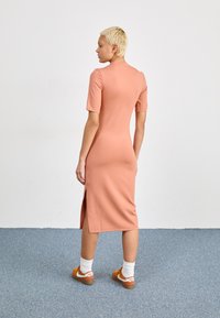 Nike Sportswear MIDI DRESS - Jerseyklänning - terra blush