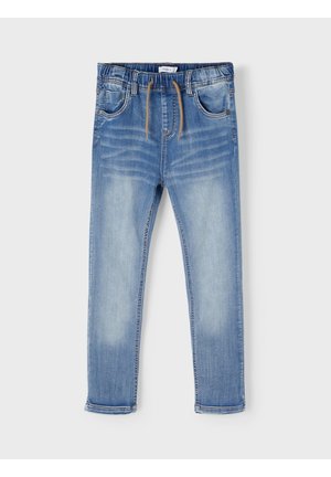 Jean en denim bleu délavé avec taille élastique, cordon marron, poches avant et arrière, et jambes droites sur fond clair.