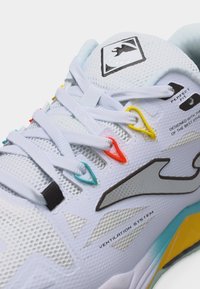 Λευκό αθλητικό παπούτσι με πολύχρωμους γάντζους κορδονιών, σύστημα αερισμού από δίχτυ και λογότυπο της μάρκας στη γλώσσα και στην πλευρά.