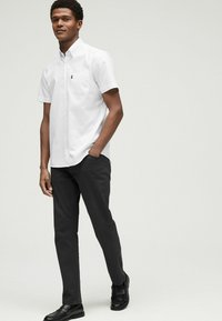 Next - EASY IRON BUTTON DOWN OXFORD SHORT SLEEVE - Overhemd - white Miniatuurafbeelding 1