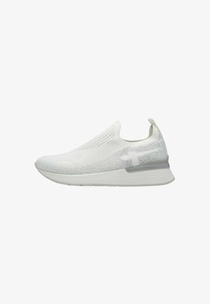 Weiße Sport-Schuhe mit einem nahtlosen Strick-Obermaterial, strukturiertem Muster und einer gepolsterten grauen Gummisohle. Slip-On-Design mit einer Zuglasche.