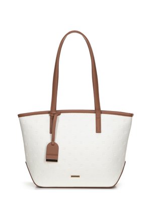 Sac fourre-tout blanc avec un motif en relief, poignées et accents en cuir marron, doté d'une étiquette sur le côté. Texture lisse et large ouverture.