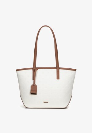 Witte tote bag met reliëfpatroon, bruin lederen handvatten en accenten, met een label aan de zijkant. Glad textuur en brede opening.