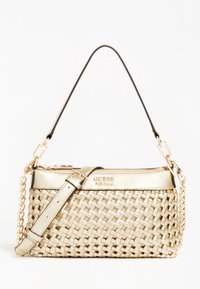 Gouden geweven handtas met leren accenten, voorzien van een afneembare kettingriem en ritssluiting. Geperst logo aan de voorkant.