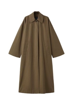 Lang brun trenchcoat med vide ærmer, frontknaplukning, to sidelommer og en spids krave.