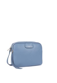 Borsa a tracolla blu in pelle con finitura texturizzata, hardware argentato e chiusura con zip. Presenta una tracolla removibile e un dettaglio con logo frontale.