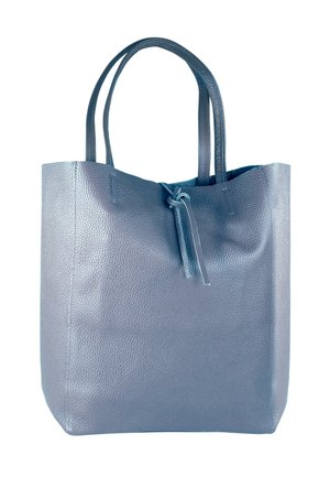 Sac fourre-tout en cuir gris à surface texturée, avec deux poignées et un détail de fermeture resserrée en haut. Design minimaliste, forme rectangulaire.