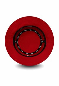 Roter Stoffregenhut mit breitem Rand. Das Innere verfügt über ein schwarzes Band mit Logos und Nähdetails. Glatte Textur über das gesamte Material.