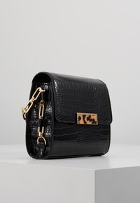 Topshop Taška s příčným popruhem - black