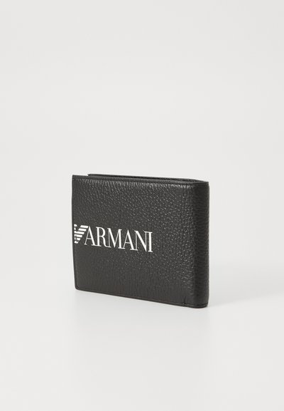 Melnas ādas maki ar struktūru. Iezīmēts ar izspiestu "ARMANI" logo baltā krāsā, elegants dizains un kompakta taisnstūra forma.