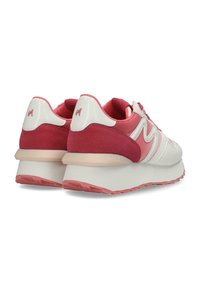 Sneakers bianchi e rosa con finitura in suede testurizzato, suola leggera, elementi di design a contrasto e un accento del tallone con il marchio.