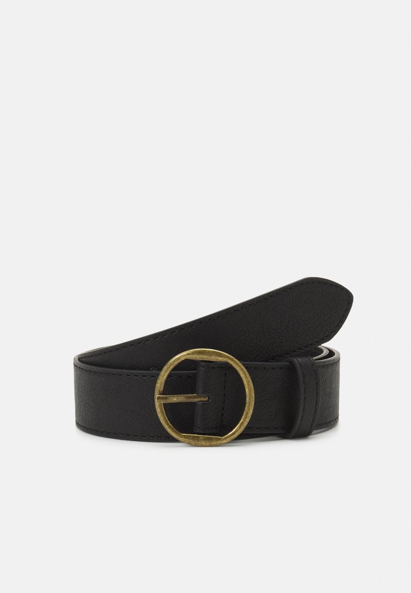Ceinture en cuir noir avec une boucle en laiton ronde. Présente une surface texturée et une extrémité lisse se rétrécissant en un point.