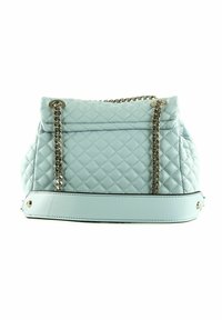 Sac à main matelassé bleu clair avec des anses en chaîne, fond plat et accents contrastants. Présente une texture à motif en losanges et une quincaillerie en ton doré.