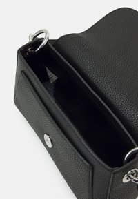 Borsa a tracolla in pelle nera testurizzata con chiusura a scatto in argento e anelli metallici. L'interno presenta una fodera blu e una tasca piatta. Forma rettangolare.