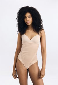 Body nudo con scollatura profonda, spalline regolabili e una texture liscia e elastica. Progettato con lati senza cuciture per una vestibilità elegante.