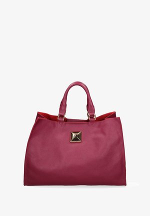 Roze leren handtas met een gestructureerde vorm, voorzien van een gouden pyramide-accent en twee handvatten. Interieur gevoerd met rode stof.