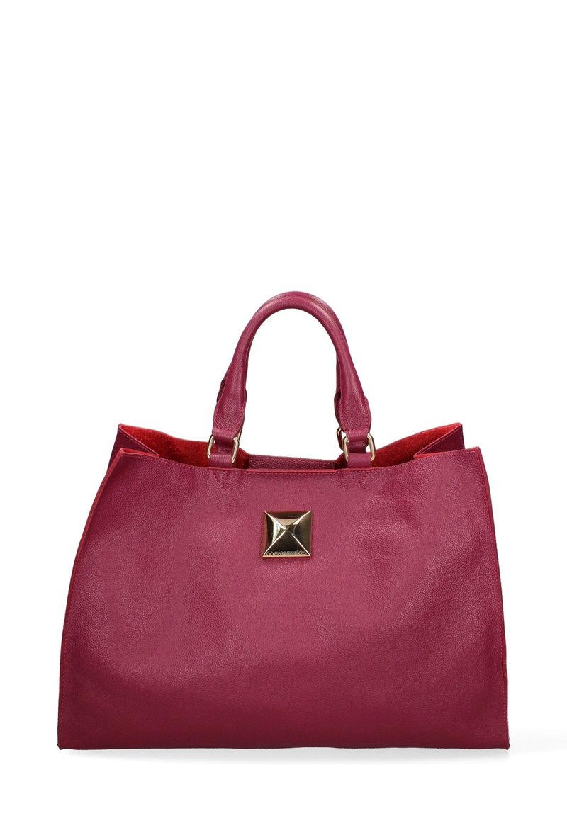 Sac à main en cuir rose avec une forme structurée, orné d'un accent en pyramide dorée et de deux poignées. Intérieur doublé de tissu rouge.