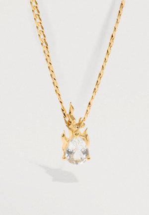 Collier en chaîne dorée avec une pierre précieuse claire en forme de goutte entourée d'accents semblables à des flammes. Texture lisse, finition brillante.