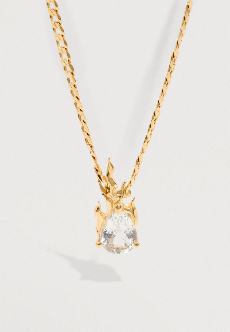 Χρυσό κολιέ με αλυσίδα που διαθέτει ένα καθαρό πολύτιμο λίθο σε σχήμα σταγόνας, περιβαλλόμενο από φλόγινα στοιχεία. Λείο υφή, λαμπερό φινίρισμα.