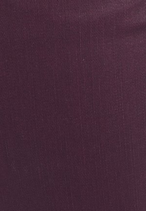 Tejido burdeos oscuro con una textura suave, que presenta sutiles rayas diagonales y un ligero brillo. Adecuado para ropa o materiales de tapicería.