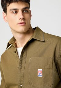 Wrangler LOOSE FIT ciemnozielony