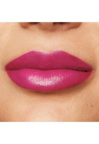 Rouge à lèvres fuchsia vif sur des lèvres pleines, texture lisse, fini brillant, avec un contour de lèvres défini, sur un teint de peau naturel.
