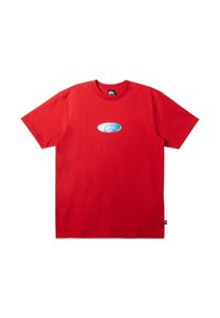 Camiseta de algodón roja con un gráfico circular de diseño azul en el pecho. Manga corta, escote redondo, corte regular.