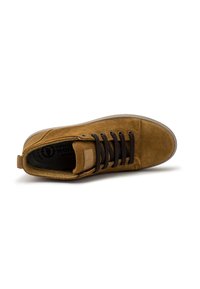 Brązowe zamszowe sneakersy typu high-top z ciemnobrązowymi sznurowadłami, okrągłym noskiem i płaską gumową podeszwą. Posiadają niewielki jasnobrązowy akcent na pięcie.