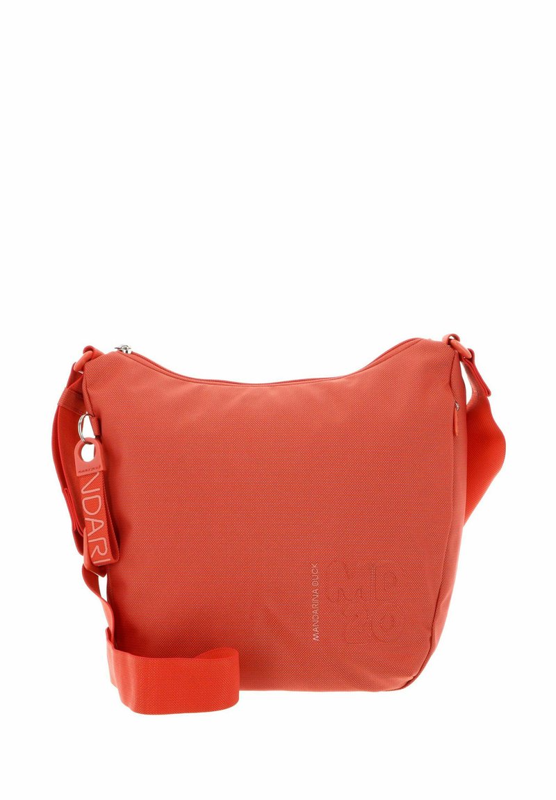 Sac bandoulière en tissu orange à forme arrondie, fermeture éclair, sangle réglable et logo de la marque embossé à l'avant. Texture lisse.