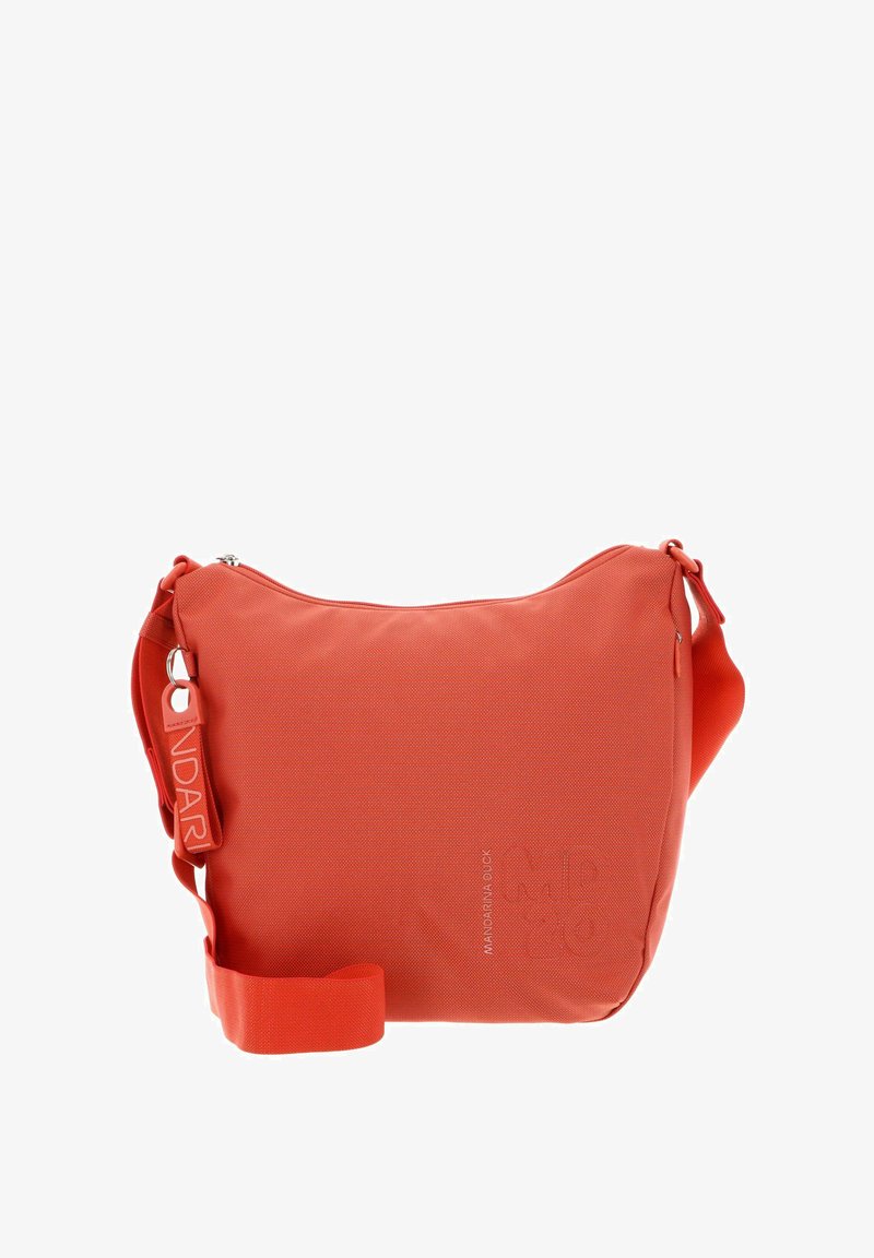 Sac bandoulière en tissu orange à forme arrondie, fermeture éclair, sangle réglable et logo de la marque embossé à l'avant. Texture lisse.