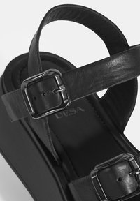 Desa Keilsandalette - black