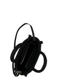 Borsa tote nera con texture, due manici e una tracolla rimovibile. Caratterizzata da una chiusura con zip e un interno spazioso e non foderato.