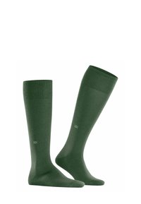 Dunkelgrüne knielange Socken, die nebeneinander präsentiert werden, mit einem gerippten Oberschenkel und einem kleinen Logo am Knöchel.