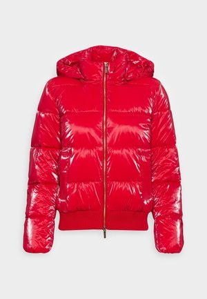 Chaqueta puffer brillante y roja con capucha, cierre frontal, bolsillos laterales y dobladillo y puños acanalados, presentada sobre un fondo blanco.