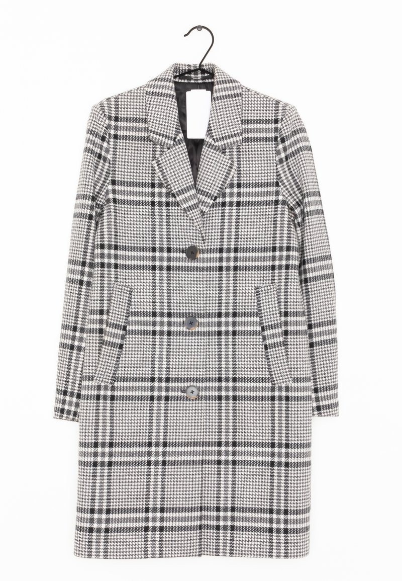 Cappotto a scacchi in bianco e nero con design doppiopetto, ampio colletto, due tasche frontali e chiusura con tre bottoni.